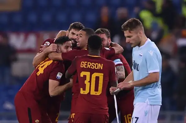 Dopo un primo tempo nervoso, nella ripresa la Roma sblocca il risultato con un rigore di Perotti e trova subito il raddoppio, con Nainggolan. Ai biancoelesti non basta un rigore di Immobile per riequi