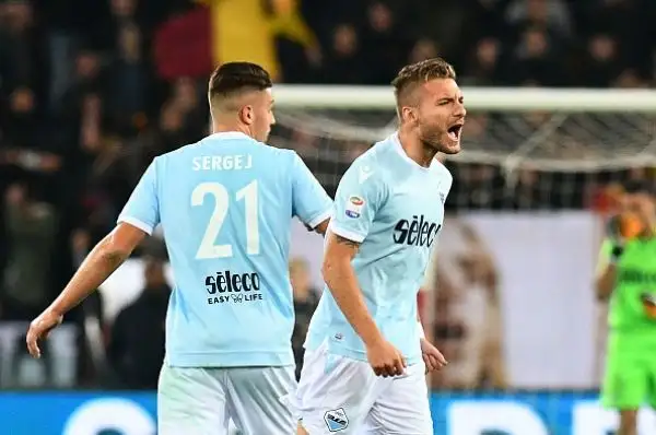 Dopo un primo tempo nervoso, nella ripresa la Roma sblocca il risultato con un rigore di Perotti e trova subito il raddoppio, con Nainggolan. Ai biancoelesti non basta un rigore di Immobile per riequi