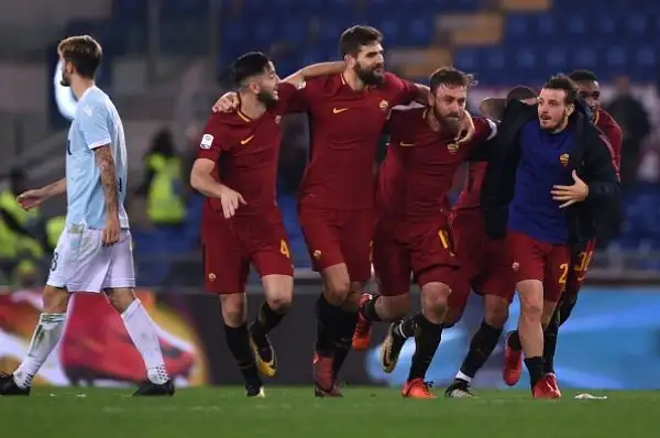 Dopo un primo tempo nervoso, nella ripresa la Roma sblocca il risultato con un rigore di Perotti e trova subito il raddoppio, con Nainggolan. Ai biancoelesti non basta un rigore di Immobile per riequi