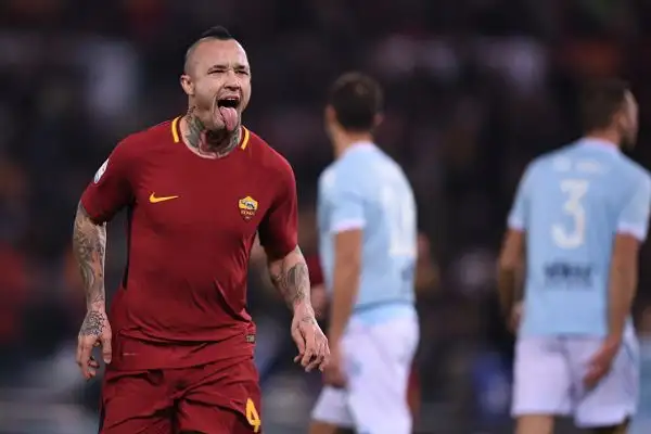 Dopo un primo tempo nervoso, nella ripresa la Roma sblocca il risultato con un rigore di Perotti e trova subito il raddoppio, con Nainggolan. Ai biancoelesti non basta un rigore di Immobile per riequi
