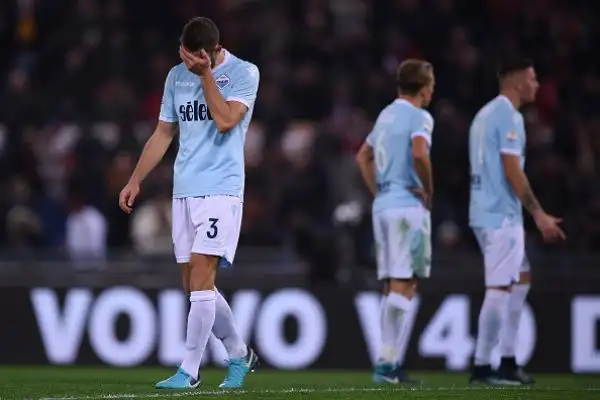 Dopo un primo tempo nervoso, nella ripresa la Roma sblocca il risultato con un rigore di Perotti e trova subito il raddoppio, con Nainggolan. Ai biancoelesti non basta un rigore di Immobile per riequi