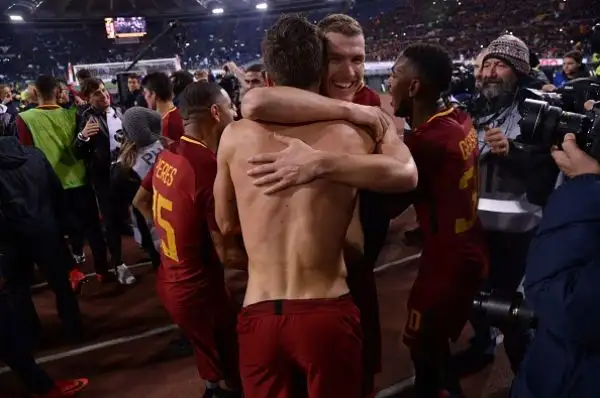 Dopo un primo tempo nervoso, nella ripresa la Roma sblocca il risultato con un rigore di Perotti e trova subito il raddoppio, con Nainggolan. Ai biancoelesti non basta un rigore di Immobile per riequi