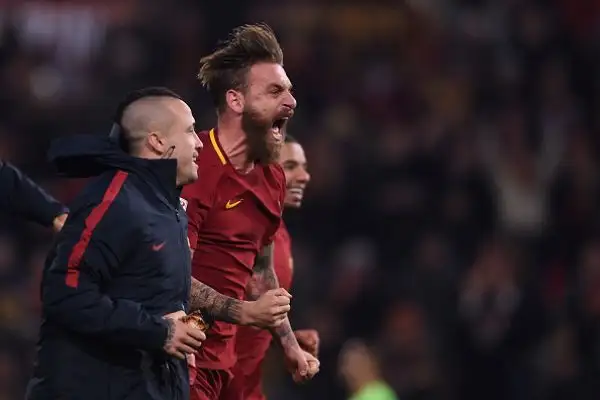 Dopo un primo tempo nervoso, nella ripresa la Roma sblocca il risultato con un rigore di Perotti e trova subito il raddoppio, con Nainggolan. Ai biancoelesti non basta un rigore di Immobile per riequi