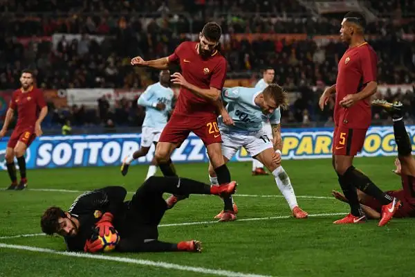 Dopo un primo tempo nervoso, nella ripresa la Roma sblocca il risultato con un rigore di Perotti e trova subito il raddoppio, con Nainggolan. Ai biancoelesti non basta un rigore di Immobile per riequi