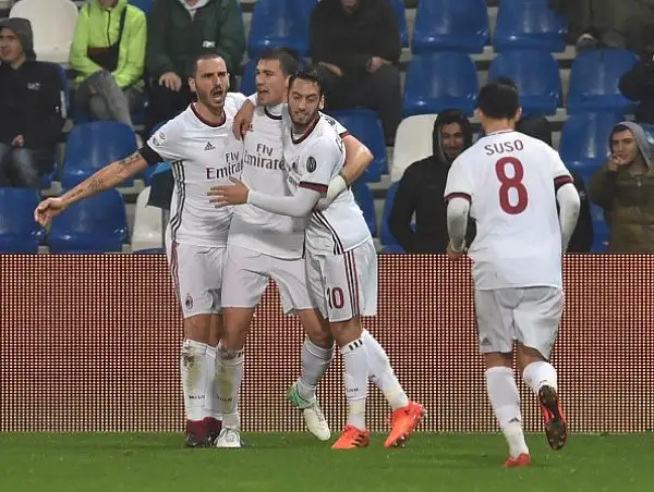 Romagnoli con un colpo di testa al 41' e Suso con un'azione personale nella ripresa regalano i tre punti al Diavolo e salvano la panchina di Vincenzo Montella.
