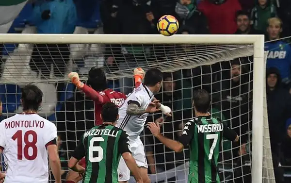 Romagnoli con un colpo di testa al 41' e Suso con un'azione personale nella ripresa regalano i tre punti al Diavolo e salvano la panchina di Vincenzo Montella.