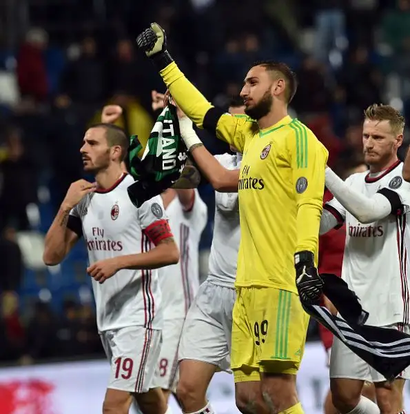Romagnoli con un colpo di testa al 41' e Suso con un'azione personale nella ripresa regalano i tre punti al Diavolo e salvano la panchina di Vincenzo Montella.