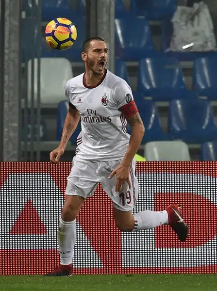 Romagnoli con un colpo di testa al 41' e Suso con un'azione personale nella ripresa regalano i tre punti al Diavolo e salvano la panchina di Vincenzo Montella.