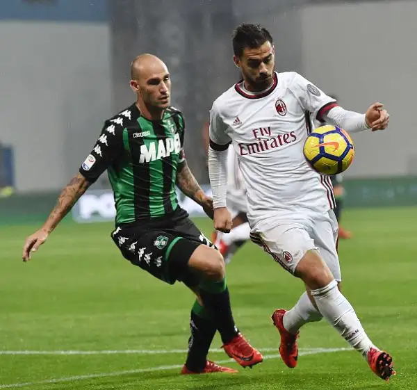 Romagnoli con un colpo di testa al 41' e Suso con un'azione personale nella ripresa regalano i tre punti al Diavolo e salvano la panchina di Vincenzo Montella.