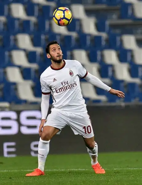 Romagnoli con un colpo di testa al 41' e Suso con un'azione personale nella ripresa regalano i tre punti al Diavolo e salvano la panchina di Vincenzo Montella.