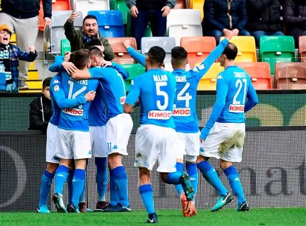 Gli azzurri vincono a Udine grazie a una rete di Jorginho (che sbaglia un rigore ma rimedia immediatamente) e tornano primi a +2 sull'Inter. 
