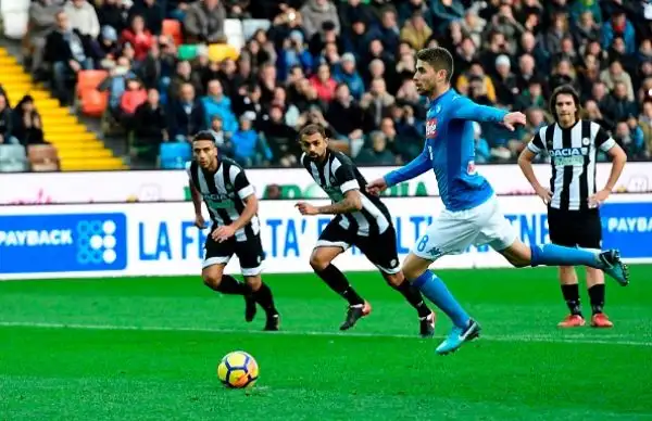 Gli azzurri vincono a Udine grazie a una rete di Jorginho (che sbaglia un rigore ma rimedia immediatamente) e tornano primi a +2 sull'Inter. 