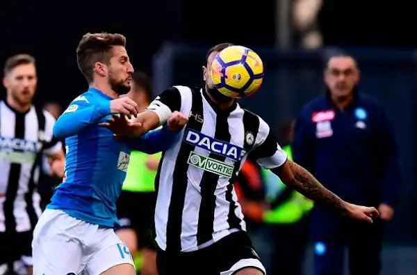 Gli azzurri vincono a Udine grazie a una rete di Jorginho (che sbaglia un rigore ma rimedia immediatamente) e tornano primi a +2 sull'Inter. 