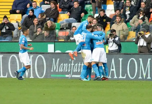 Gli azzurri vincono a Udine grazie a una rete di Jorginho (che sbaglia un rigore ma rimedia immediatamente) e tornano primi a +2 sull'Inter. 