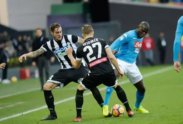 Gli azzurri vincono a Udine grazie a una rete di Jorginho (che sbaglia un rigore ma rimedia immediatamente) e tornano primi a +2 sull'Inter. 