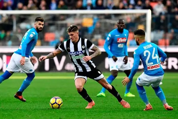 Gli azzurri vincono a Udine grazie a una rete di Jorginho (che sbaglia un rigore ma rimedia immediatamente) e tornano primi a +2 sull'Inter. 