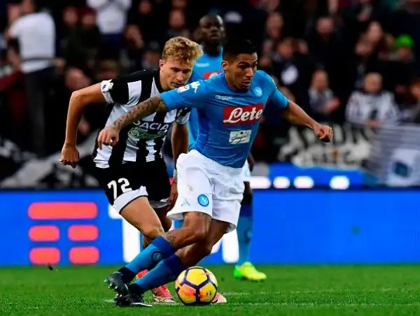 Gli azzurri vincono a Udine grazie a una rete di Jorginho (che sbaglia un rigore ma rimedia immediatamente) e tornano primi a +2 sull'Inter. 