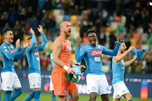 Gli azzurri vincono a Udine grazie a una rete di Jorginho (che sbaglia un rigore ma rimedia immediatamente) e tornano primi a +2 sull'Inter. 