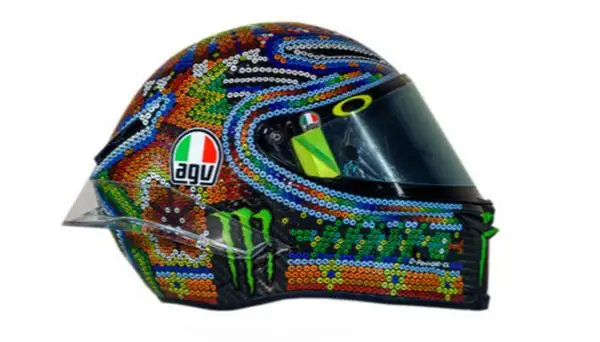 "L'arte huichol mi ha incuriosito fin da subito, perché riprende molti dei miei simboli" evidenzia il 'Dottore' nello spiegare la sua scelta.