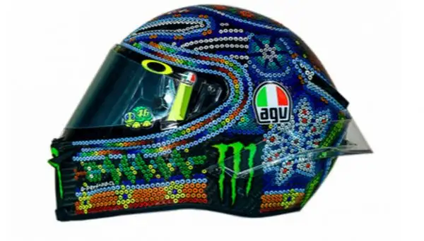 "L'arte huichol mi ha incuriosito fin da subito, perché riprende molti dei miei simboli" evidenzia il 'Dottore' nello spiegare la sua scelta.