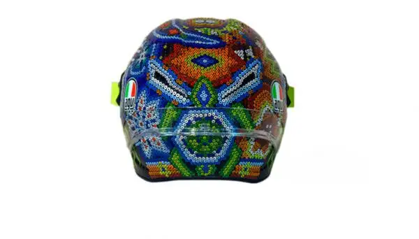 "L'arte huichol mi ha incuriosito fin da subito, perché riprende molti dei miei simboli" evidenzia il 'Dottore' nello spiegare la sua scelta.