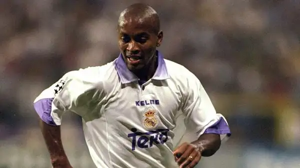 L'ex calciatore del Bayern Monaco ha annunciato il ritiro a 43 anni suonati. Giocava nel Palmeiras.