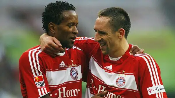 L'ex calciatore del Bayern Monaco ha annunciato il ritiro a 43 anni suonati. Giocava nel Palmeiras.