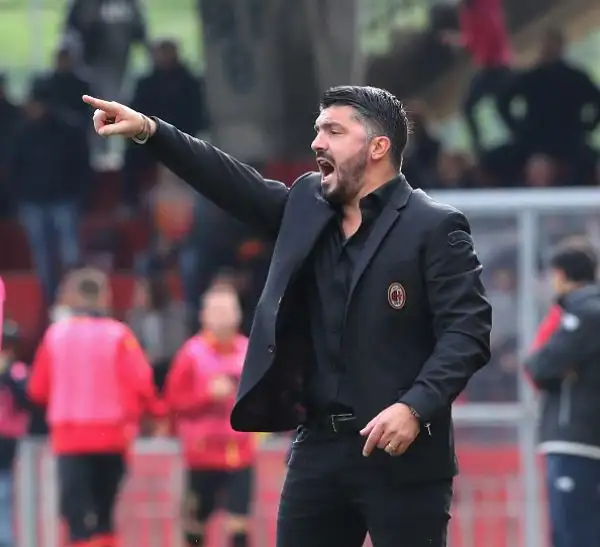 Il portiere giallorosso Brignoli segna di testa il gol del pareggio al 95' dopo che il Milan era passato in vantaggio due volte con Bonaventura e Kalinic. Di Puscas il primo gol dei padroni di casa.
