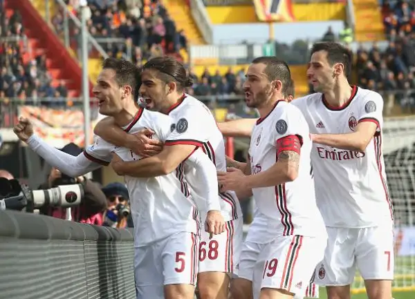 Il portiere giallorosso Brignoli segna di testa il gol del pareggio al 95' dopo che il Milan era passato in vantaggio due volte con Bonaventura e Kalinic. Di Puscas il primo gol dei padroni di casa.