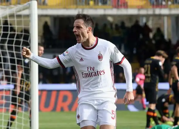 Il portiere giallorosso Brignoli segna di testa il gol del pareggio al 95' dopo che il Milan era passato in vantaggio due volte con Bonaventura e Kalinic. Di Puscas il primo gol dei padroni di casa.