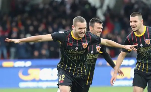Il portiere giallorosso Brignoli segna di testa il gol del pareggio al 95' dopo che il Milan era passato in vantaggio due volte con Bonaventura e Kalinic. Di Puscas il primo gol dei padroni di casa.