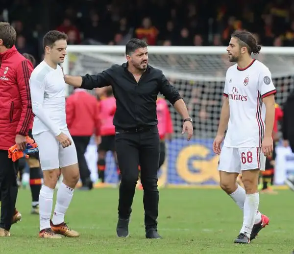 Il portiere giallorosso Brignoli segna di testa il gol del pareggio al 95' dopo che il Milan era passato in vantaggio due volte con Bonaventura e Kalinic. Di Puscas il primo gol dei padroni di casa.