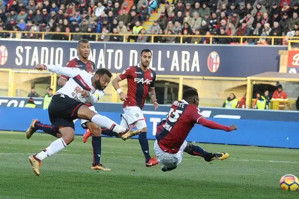 Un punto a testa nella sfida di Bolgona con i sardi in vantaggio nel primo tempo grazie al solito Joao Pedro e con la squadra di Donadoni che acciuffa il pari a 10 dalla fine con un gol di Destro.