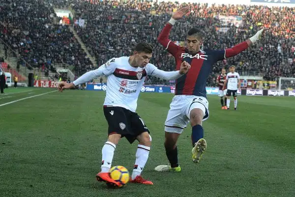 Un punto a testa nella sfida di Bolgona con i sardi in vantaggio nel primo tempo grazie al solito Joao Pedro e con la squadra di Donadoni che acciuffa il pari a 10 dalla fine con un gol di Destro.