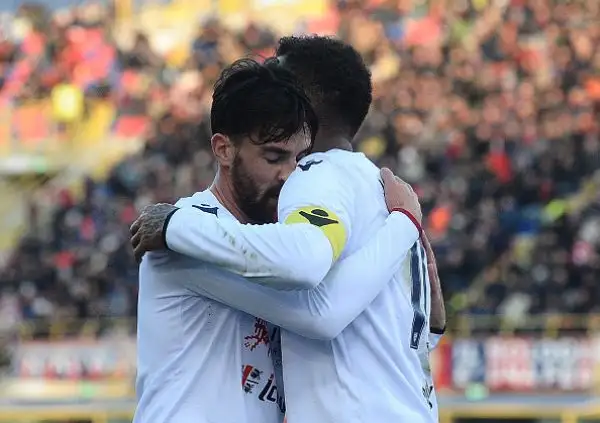 Un punto a testa nella sfida di Bolgona con i sardi in vantaggio nel primo tempo grazie al solito Joao Pedro e con la squadra di Donadoni che acciuffa il pari a 10 dalla fine con un gol di Destro.