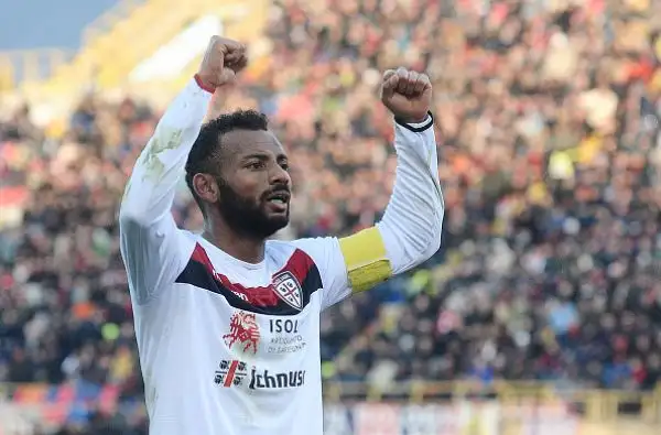 Un punto a testa nella sfida di Bolgona con i sardi in vantaggio nel primo tempo grazie al solito Joao Pedro e con la squadra di Donadoni che acciuffa il pari a 10 dalla fine con un gol di Destro.