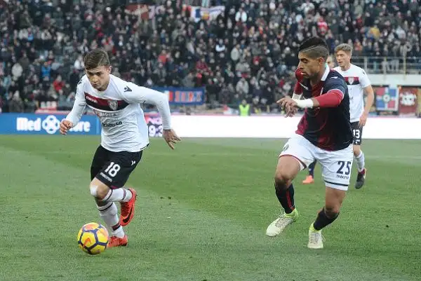 Un punto a testa nella sfida di Bolgona con i sardi in vantaggio nel primo tempo grazie al solito Joao Pedro e con la squadra di Donadoni che acciuffa il pari a 10 dalla fine con un gol di Destro.