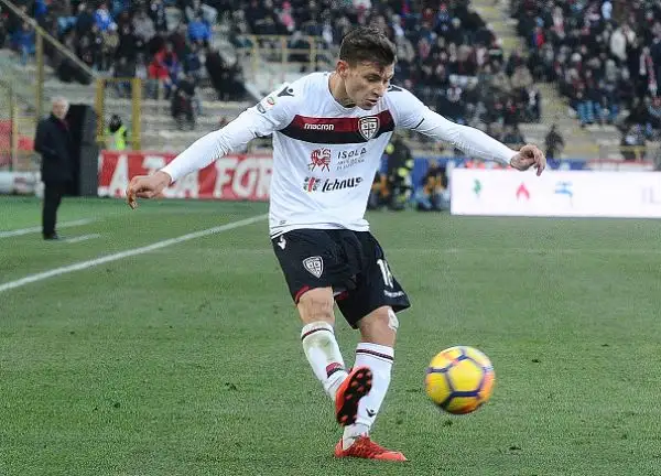 Un punto a testa nella sfida di Bolgona con i sardi in vantaggio nel primo tempo grazie al solito Joao Pedro e con la squadra di Donadoni che acciuffa il pari a 10 dalla fine con un gol di Destro.