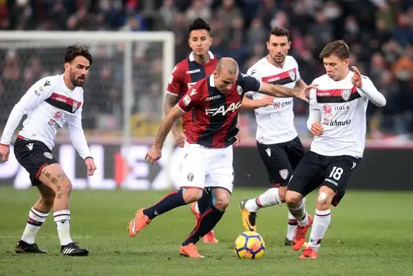 Un punto a testa nella sfida di Bolgona con i sardi in vantaggio nel primo tempo grazie al solito Joao Pedro e con la squadra di Donadoni che acciuffa il pari a 10 dalla fine con un gol di Destro.