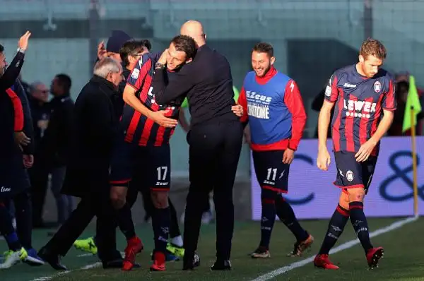 Un gol di Ante Budimir stende i veronesi e regala tre punti pesanti ai calabresi che si portano al quintultimo posto superando il Genoa.