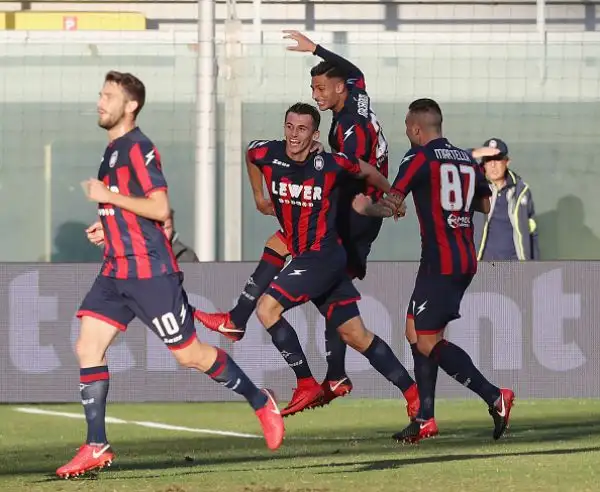 Un gol di Ante Budimir stende i veronesi e regala tre punti pesanti ai calabresi che si portano al quintultimo posto superando il Genoa.