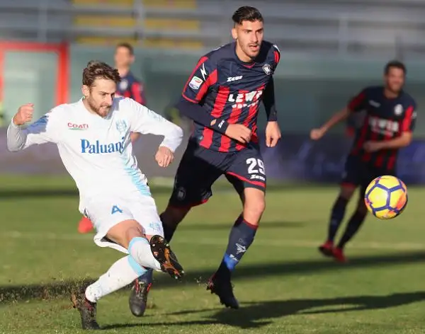 Un gol di Ante Budimir stende i veronesi e regala tre punti pesanti ai calabresi che si portano al quintultimo posto superando il Genoa.