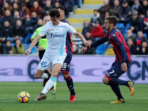 Un gol di Ante Budimir stende i veronesi e regala tre punti pesanti ai calabresi che si portano al quintultimo posto superando il Genoa.