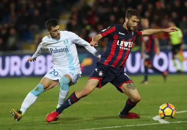 Un gol di Ante Budimir stende i veronesi e regala tre punti pesanti ai calabresi che si portano al quintultimo posto superando il Genoa.