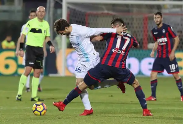Un gol di Ante Budimir stende i veronesi e regala tre punti pesanti ai calabresi che si portano al quintultimo posto superando il Genoa.