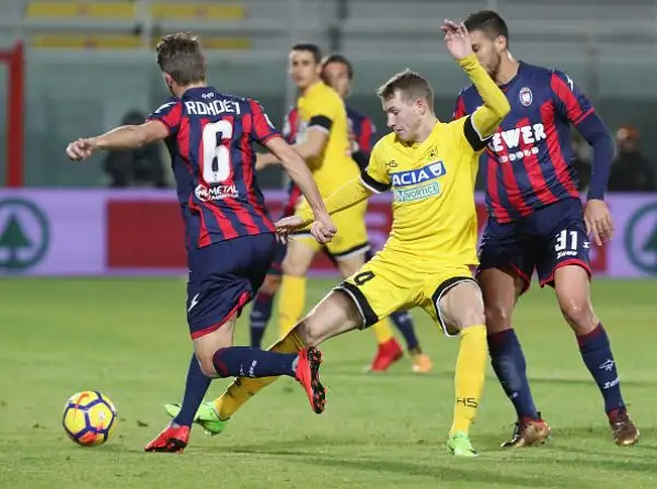 I friulani passano con autorità allo “Scida” con una doppietta di Jankto e il gol di Lasagna che chiude la partita.
