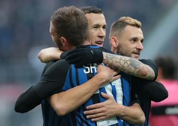 I nerazzurri travolgono i clivensi grazie alla tripletta di Perisic e ai gol di Icardi e Skriniar e sorpassano il Napoli, sconfitto in casa dalla Juventus venerdì.