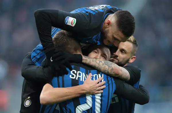 I nerazzurri travolgono i clivensi grazie alla tripletta di Perisic e ai gol di Icardi e Skriniar e sorpassano il Napoli, sconfitto in casa dalla Juventus venerdì.
