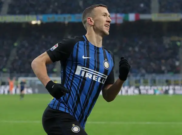 I nerazzurri travolgono i clivensi grazie alla tripletta di Perisic e ai gol di Icardi e Skriniar e sorpassano il Napoli, sconfitto in casa dalla Juventus venerdì.