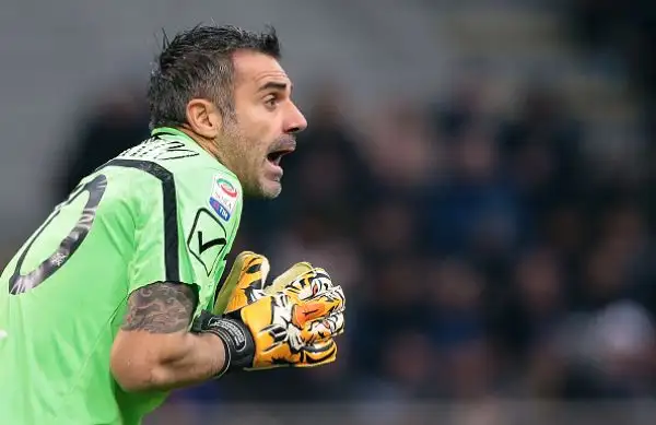 I nerazzurri travolgono i clivensi grazie alla tripletta di Perisic e ai gol di Icardi e Skriniar e sorpassano il Napoli, sconfitto in casa dalla Juventus venerdì.